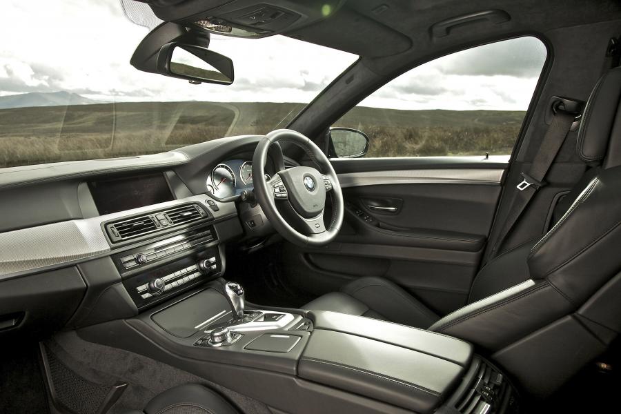 Интерьер BMW M5 2012 года  (UK) (фото 3 из 27)